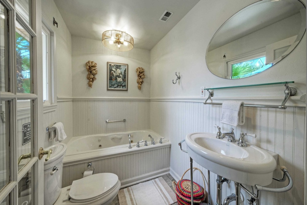 The Koi Marlin Port A Home w/ Pool, Pond, Grill & Near Beach + Marinas