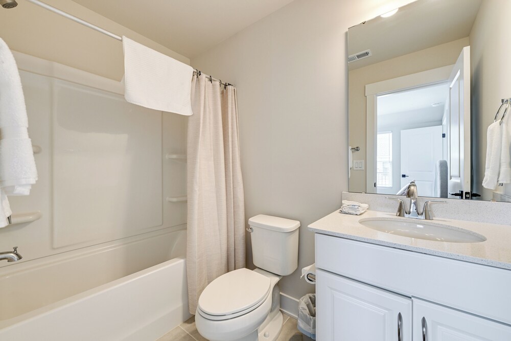 2 Mi to Uptown Charlotte: Family Townhome!