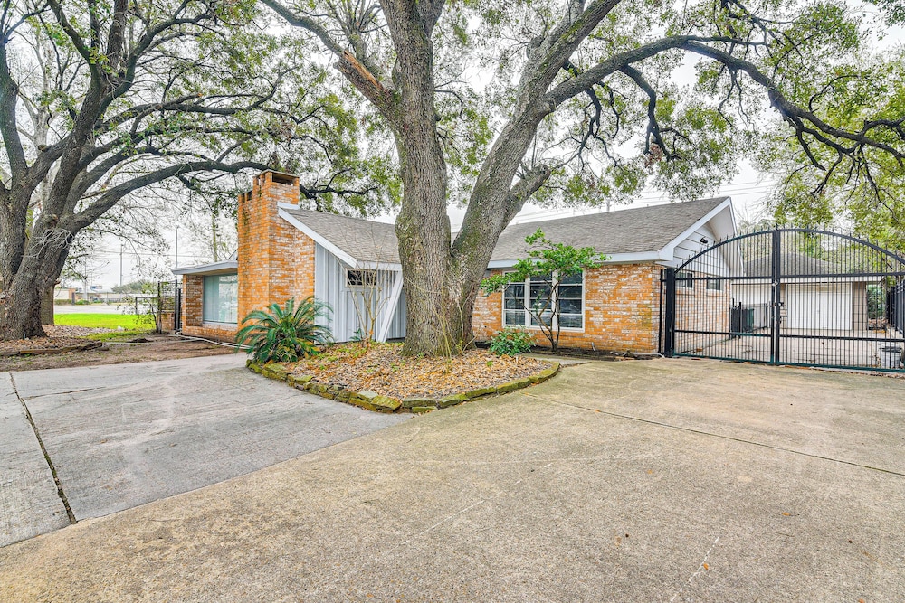 12 Mi to Dtwn Houston: Peaceful Home w/ Yard!