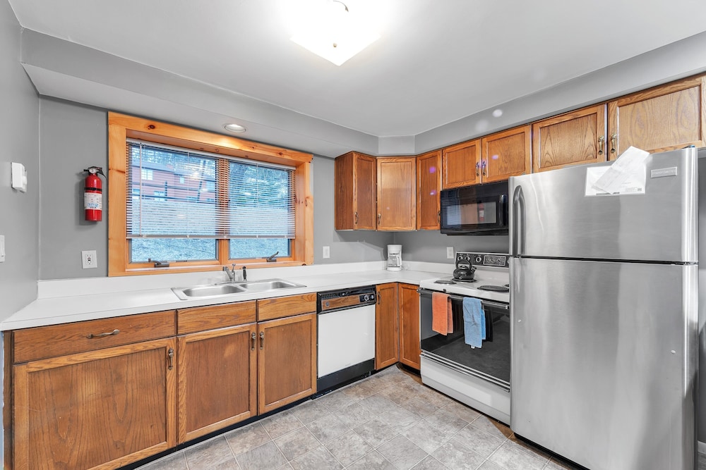 Powder Pass 11j - Cozy End Unit Retreat 3 Bedroom Townhouse by The Summit at Gore Mountain