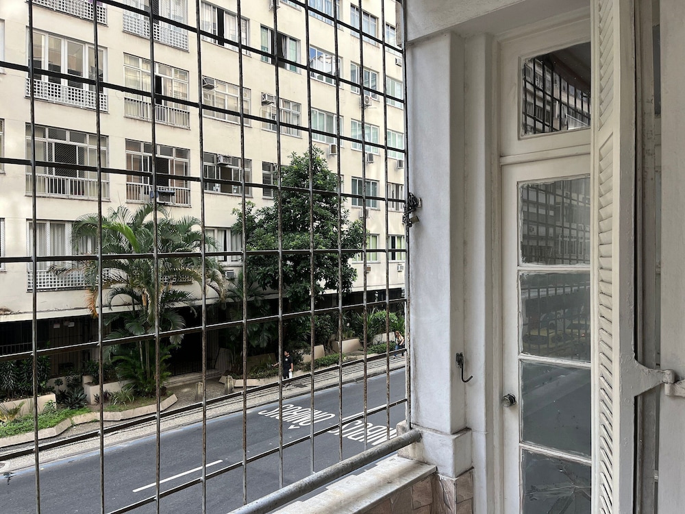 Spacious apartment on Copacabana beach