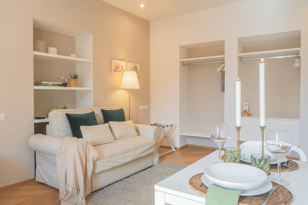 MT Studio by Rent All Como by Rent all Como