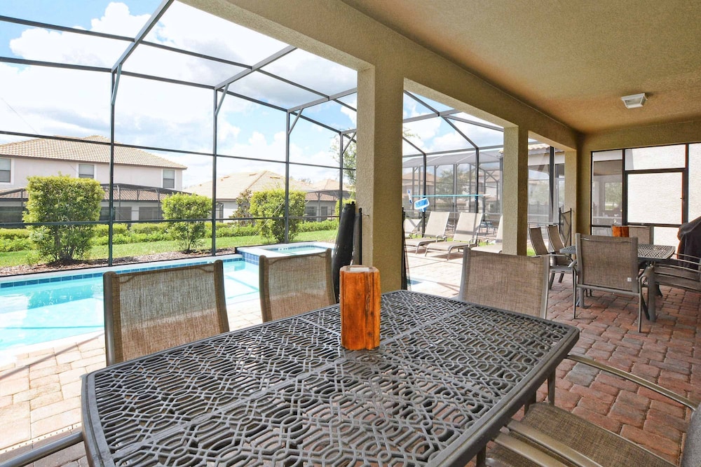 Beautiful Home With Private Pool in Champions Gate