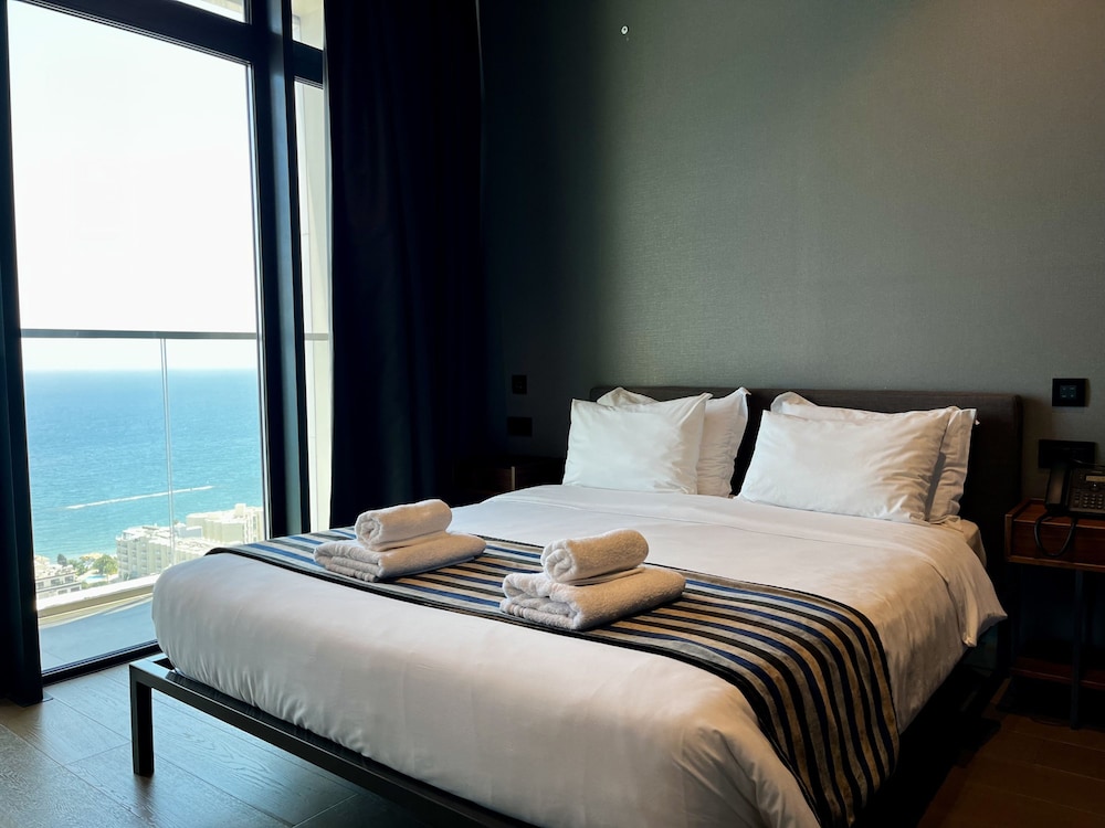 128 LIM - 2002 Stay Only Tower Suite