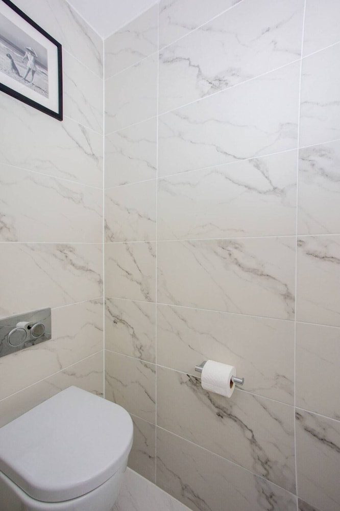 Bright 1 Bedroom Apartment in West London