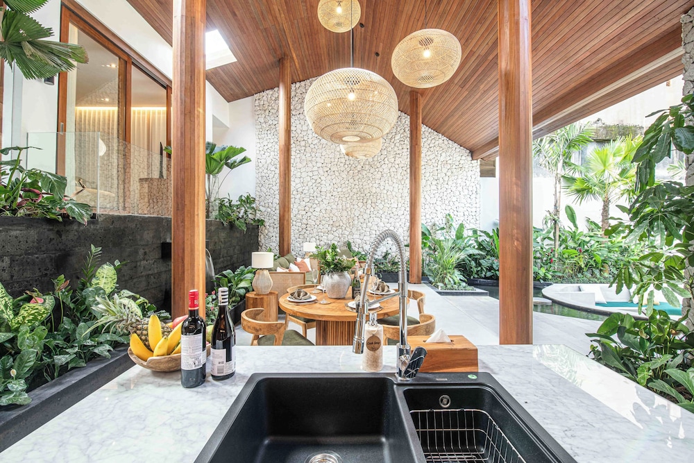 Luxury 2BR Retreat Jungle View Near Ubud Center