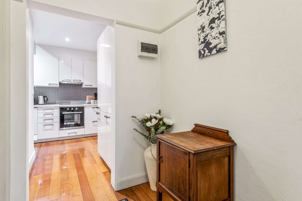 Charming 2-bed Apartment With Fireplace & Parking