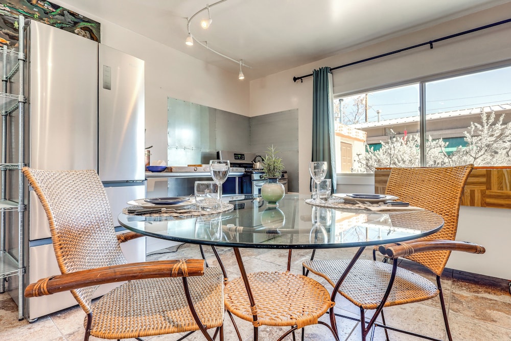 Artsy Studio w/ Patio: 25 Mi to Santa Fe
