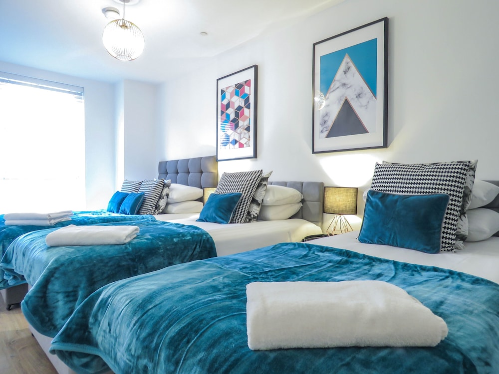 Tudors eSuites Birmingham Canalside Apartments view 2