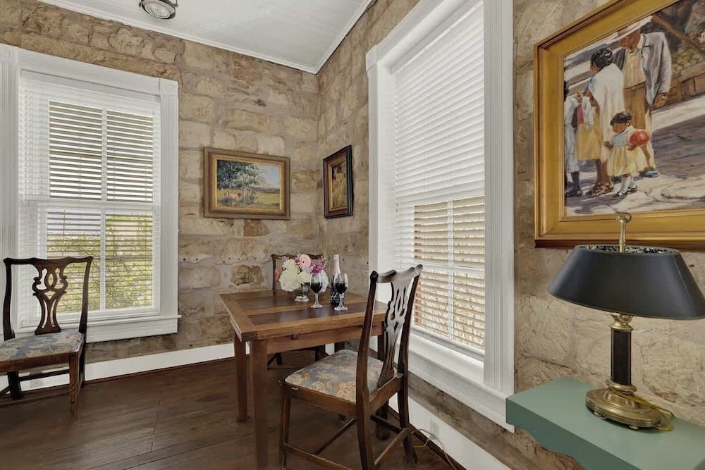 Fountain Suite-stay Right on Historic Main Street in the Heart of Fredericksburg