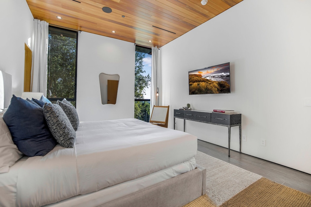 Oak Pass Manor: Indoor-outdoor Luxury With Pool, Sauna & Panoramic Views