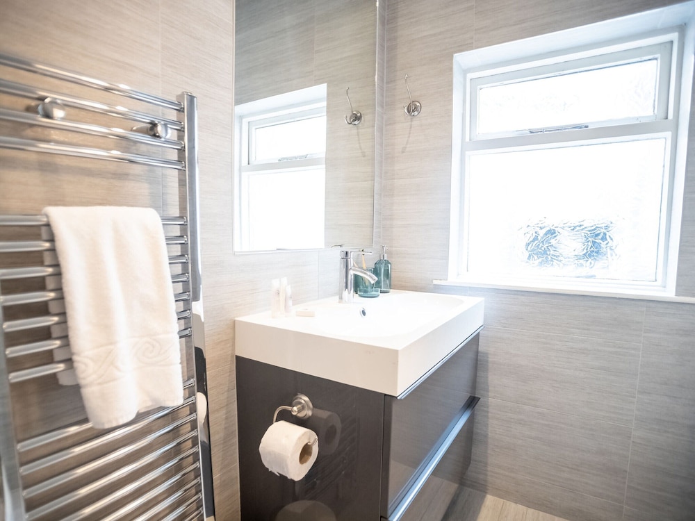 City View Three-bed Premier Apartment London