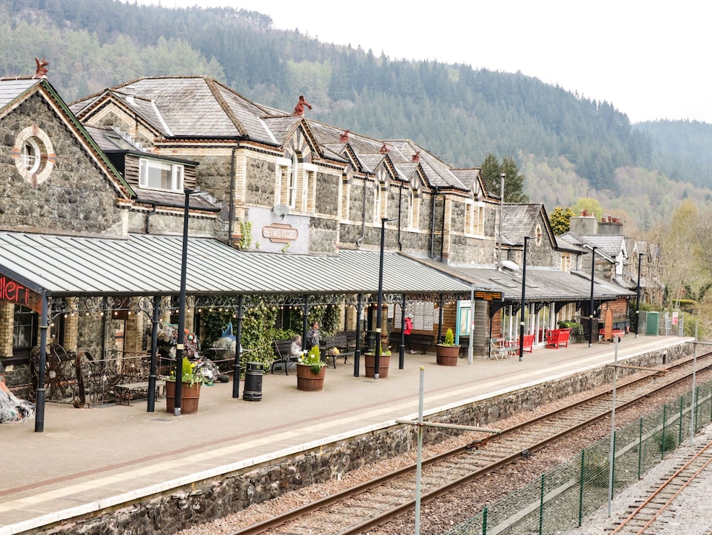 Coed Derw Isaf
