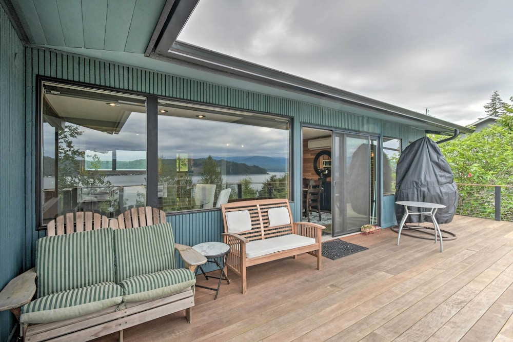 Deck & Sweeping Views: Family Union Home view 5