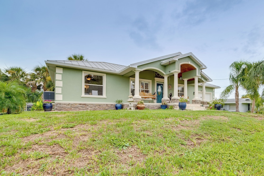 Canal-front Relaxation: Crystal River Home w/ Dock