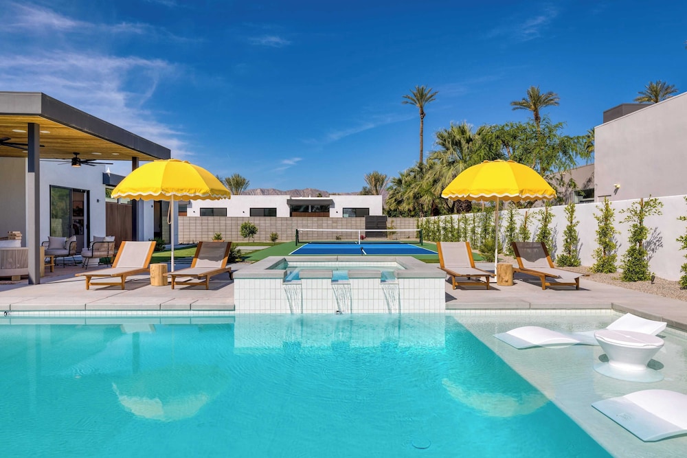 Sleeps 34 2 Villas, Pool, Pickleball + Bocce Polo Villas Elara by Avantstay