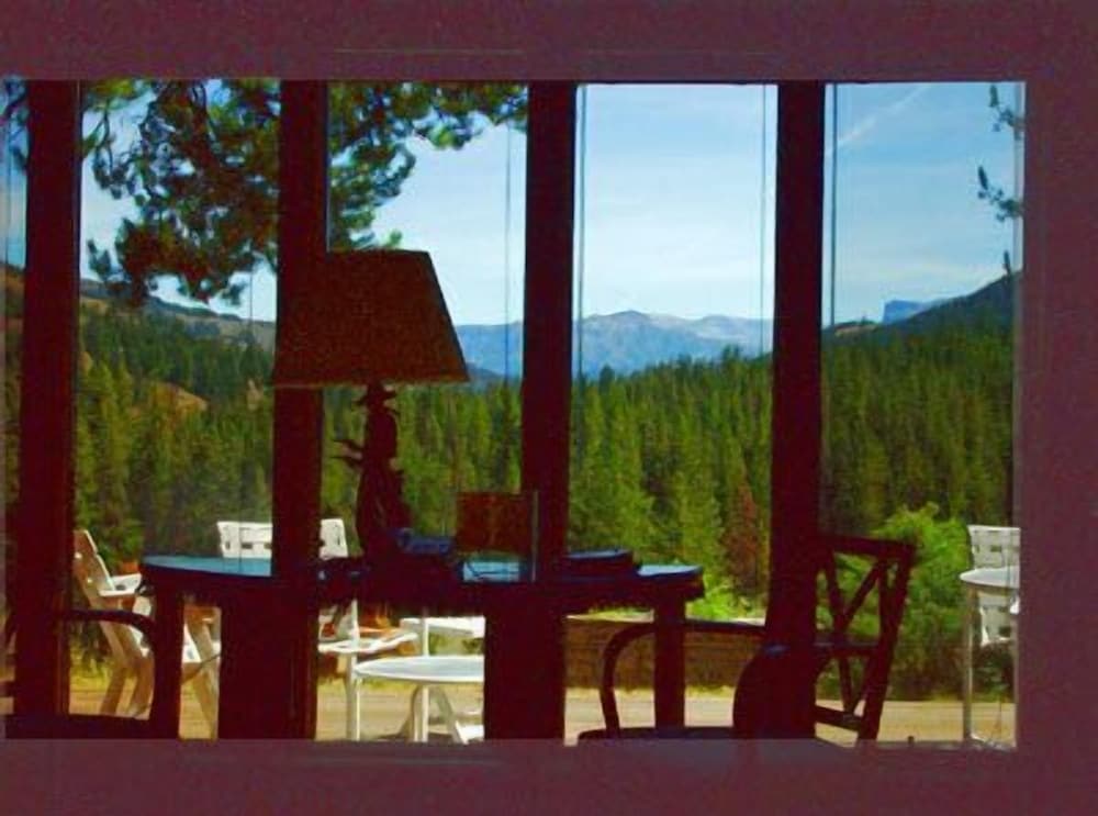 Pahaska Tepee Resort