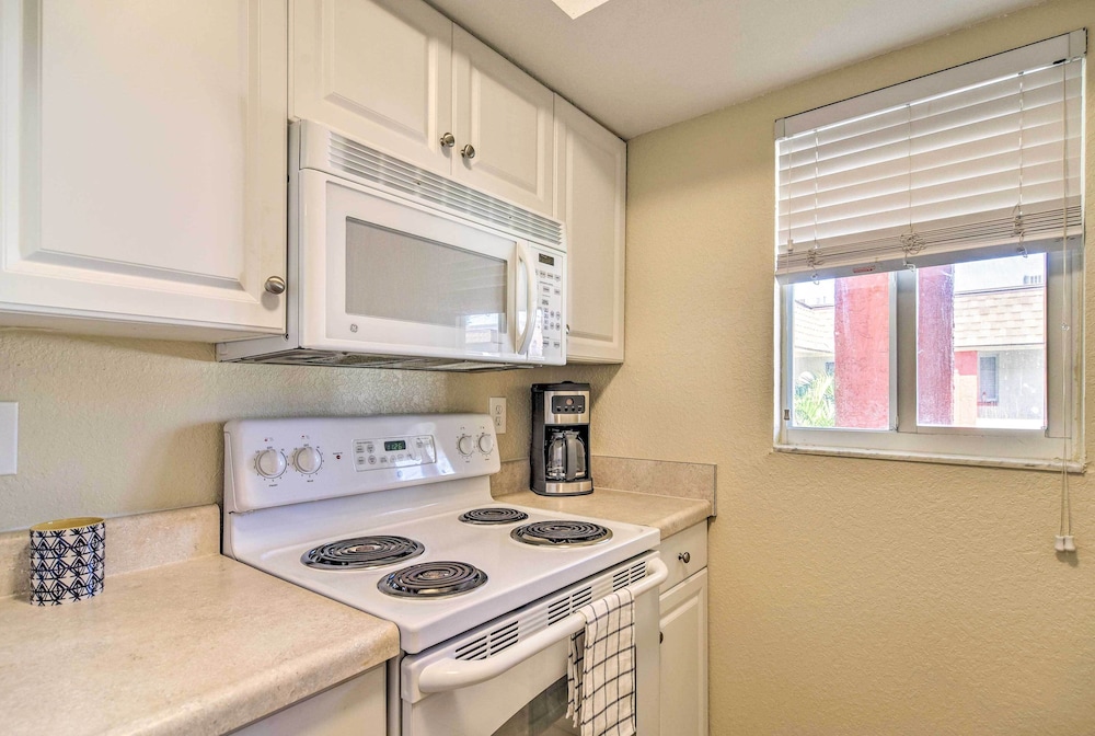 Sunny Indian Rocks Beach Condo: Steps to Gulf!