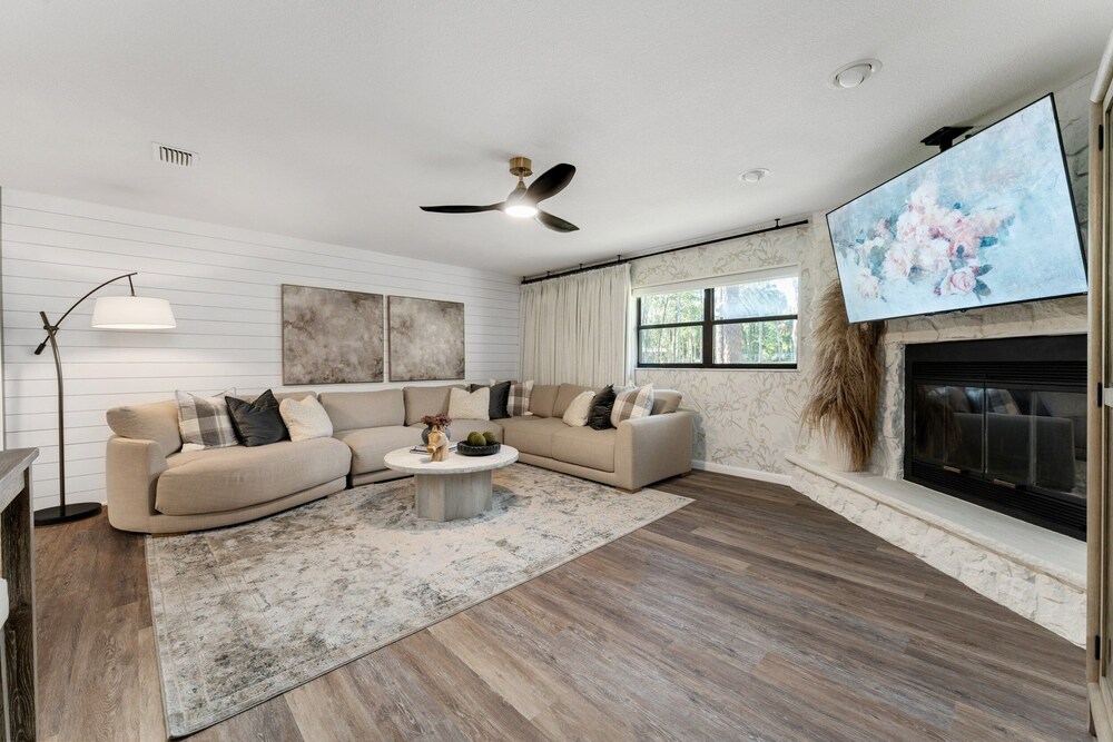 Designer Pet-friendly Retreat With Heated Pool 5 Bedroom Home