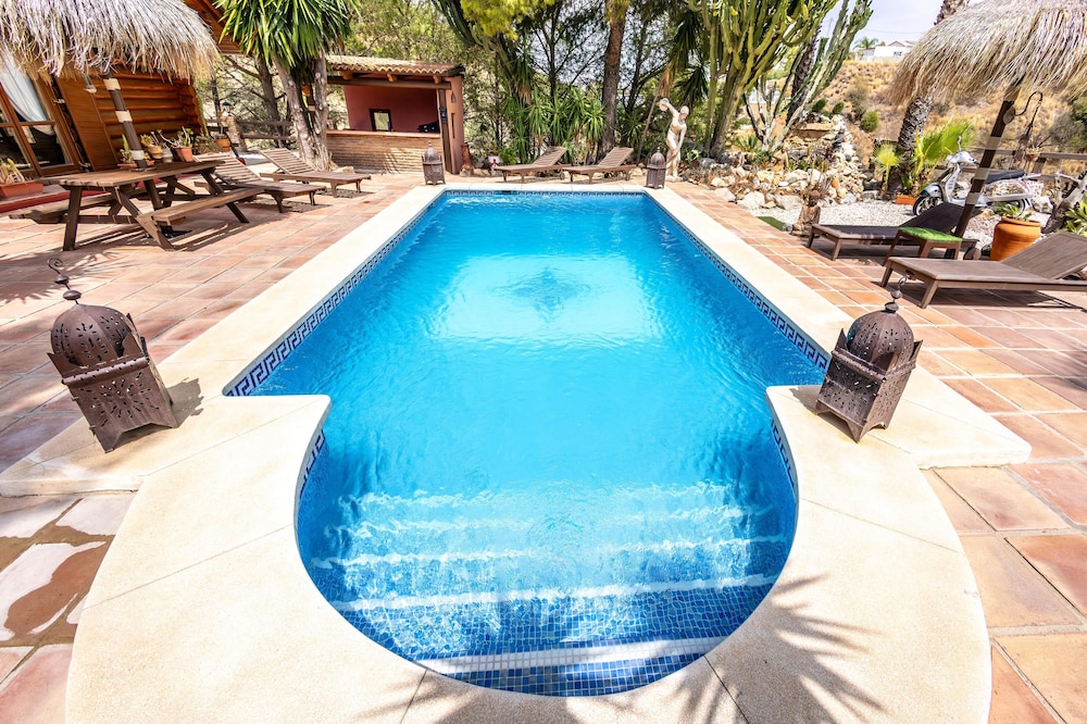 Luxurious Private Cabin Pool Hottub & Fireplace