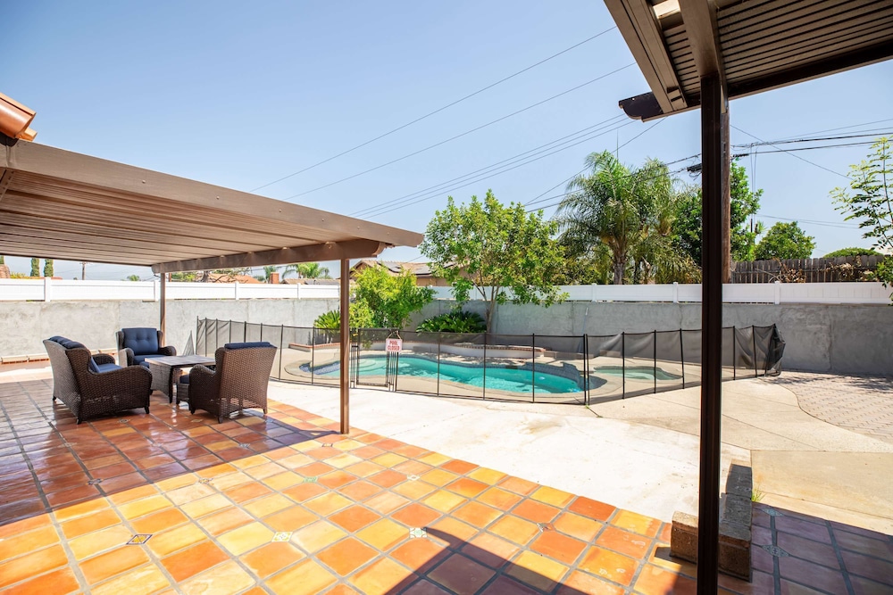 Sunny Spanish Villa Pool Parking Privacy