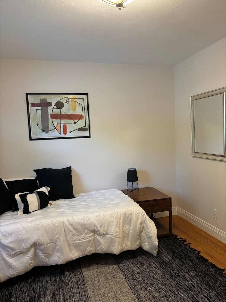 Luxury Modern Stay - 2000 Sqft