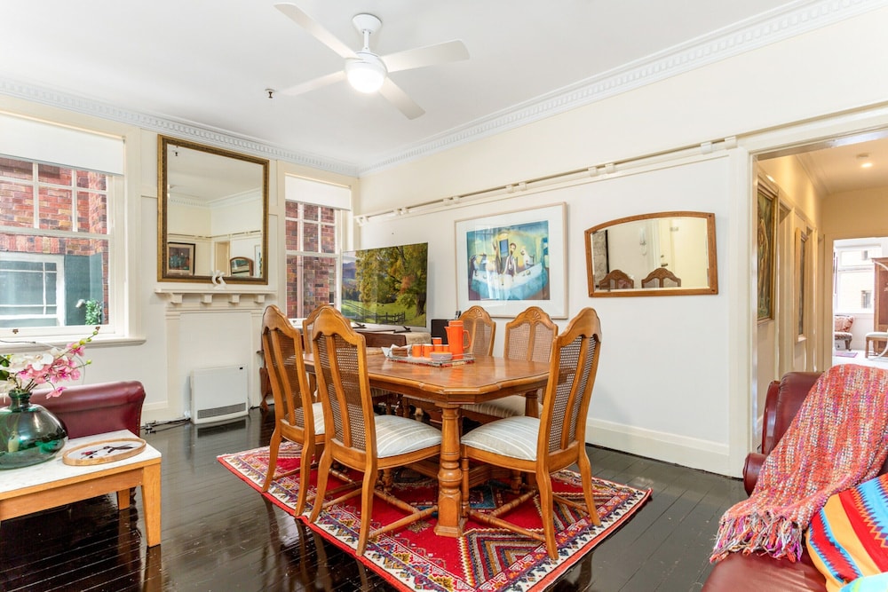 Eclectic Art Deco Apartment in Great Location
