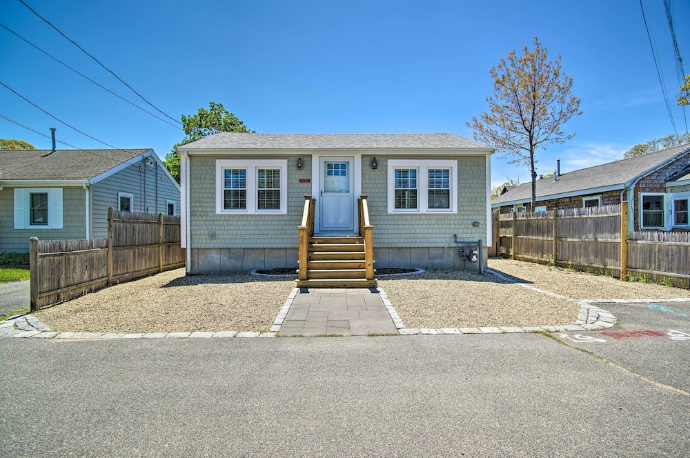Wareham Cottage w/ Deck, Walk to Swift's Beach