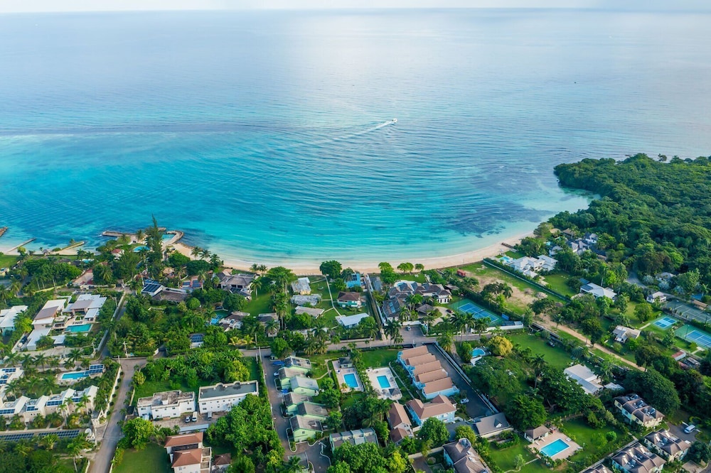 Silver Palms Charming 1BR Private Beach and Pool view 3