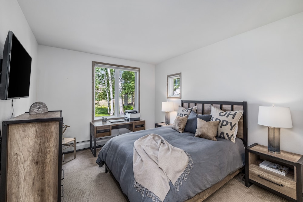 Stunning Renovated 2 Bedroom in Arrowhead Village! Studio Condo