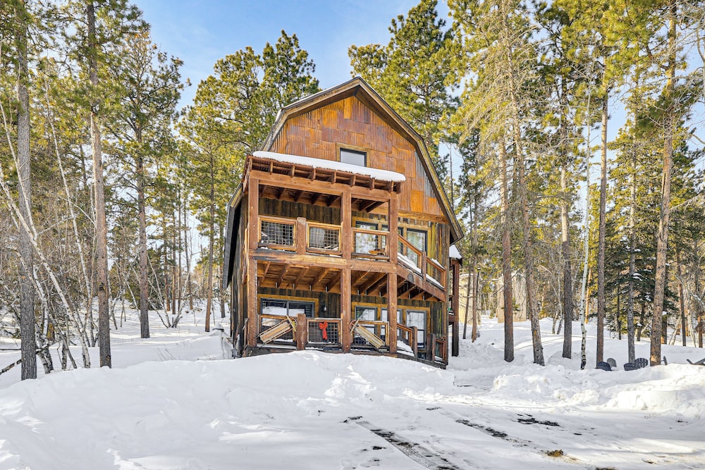 5 Mi to Terry Peak: Spacious Lead Cabin w/ Hot Tub