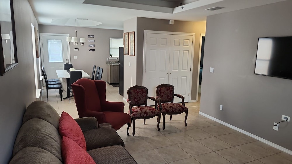 2 Bedrooms Apt Near Univeristy