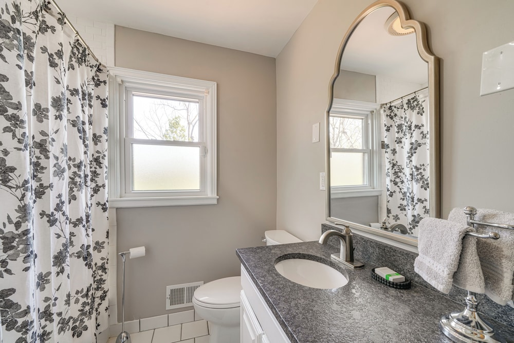 4 Mi to Churchill Downs: Updated Retreat w/ Deck!