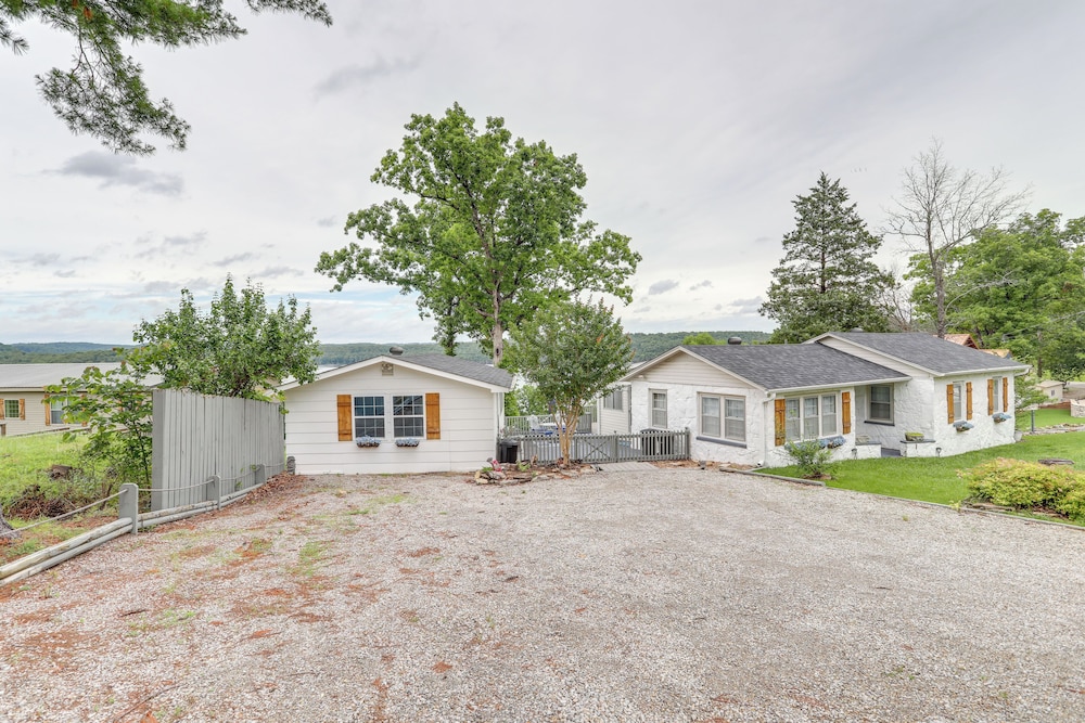 Norfork Lake Views: Home w/ Deck in Henderson