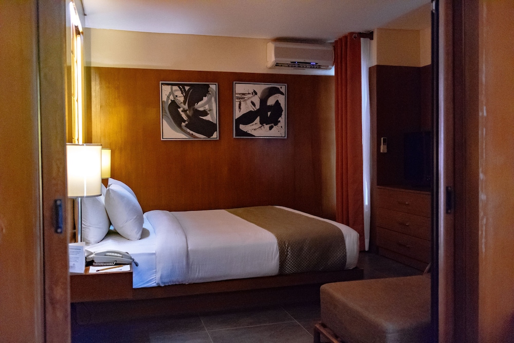 Crown Regency Beach Resort, Boracay Island - 20