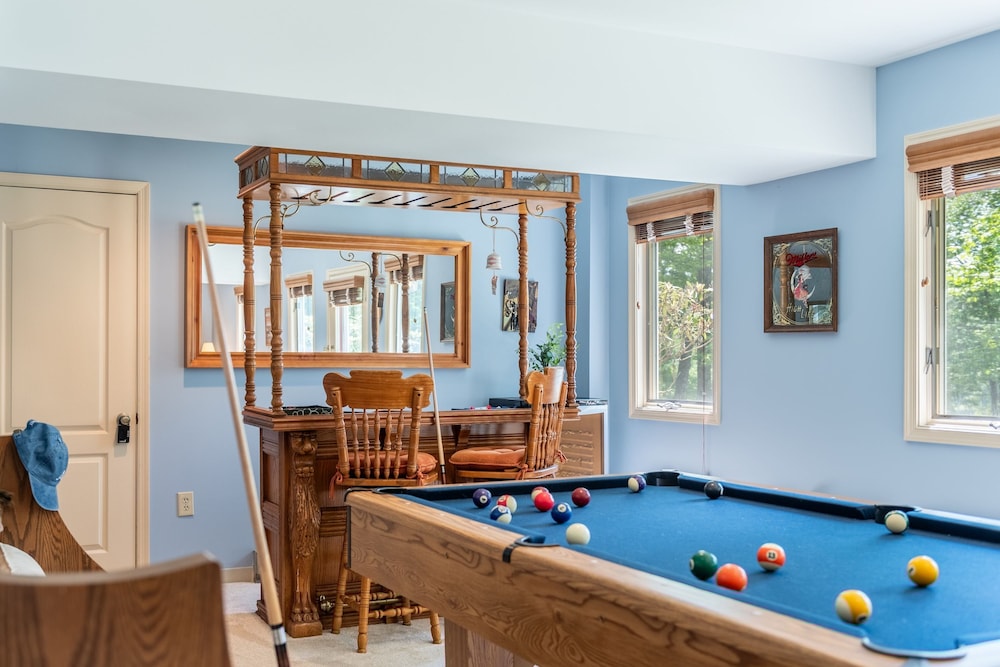 Twin Waters by Avantstay Patio Pool Table