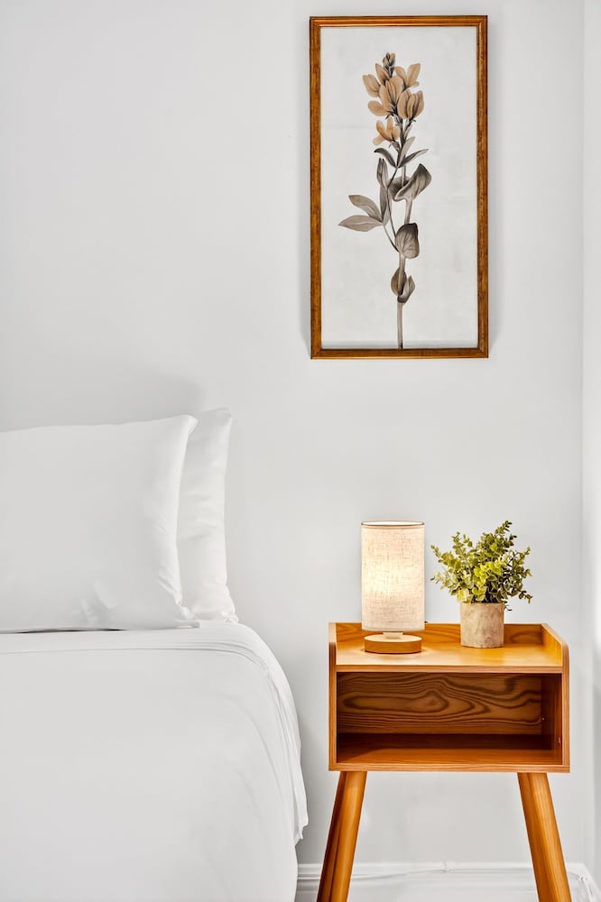 Chic Modern Studio With Queen Bed