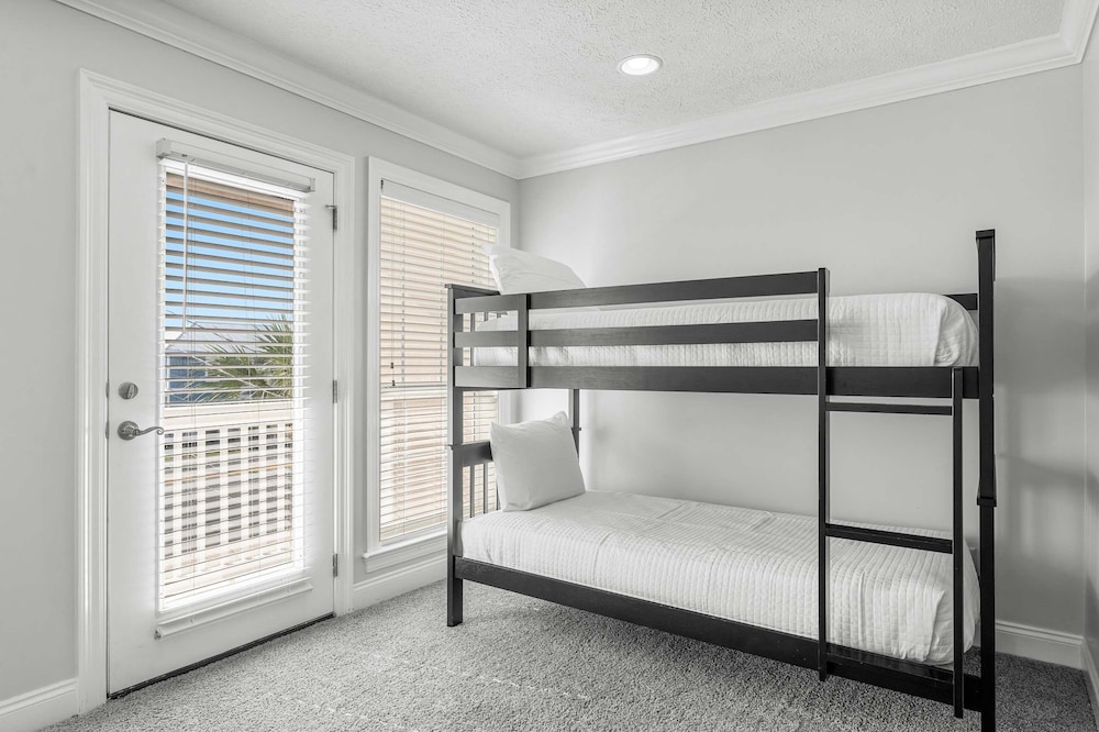 Palm Breeze Retreat Sleeps 10!