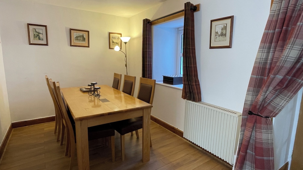 Traditional Highland Cottage Near Loch Ness-sleeps 6