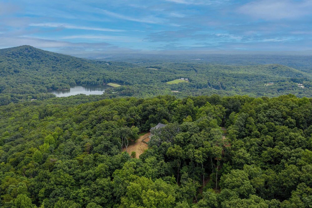 Mountain Views in Private Lake and Golf Community!