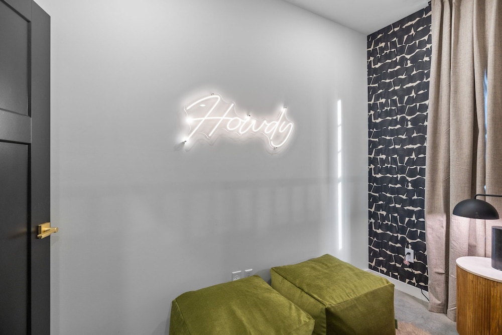 Modern Cowboy - Private Balcony - Mins To Broadway