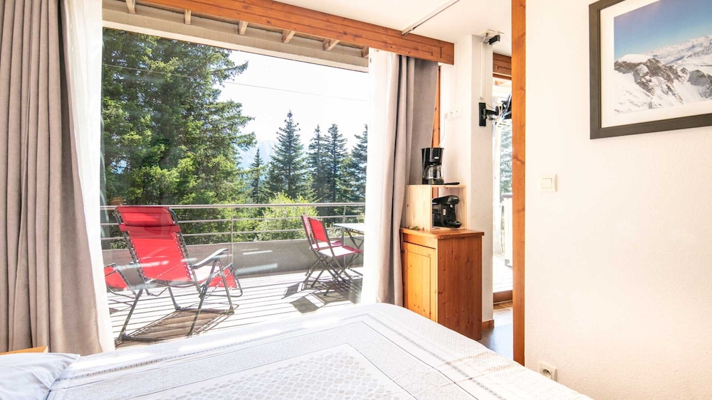 Sunny Stay Near the Slopes