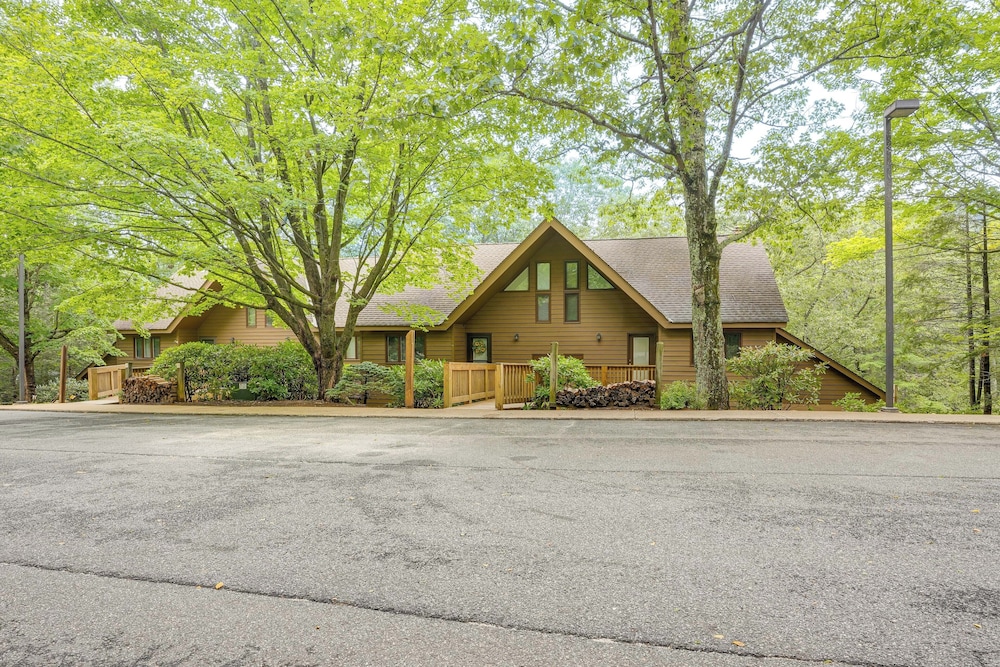 Walk to Slopes: Wintergreen Resort Condo w/ Pool