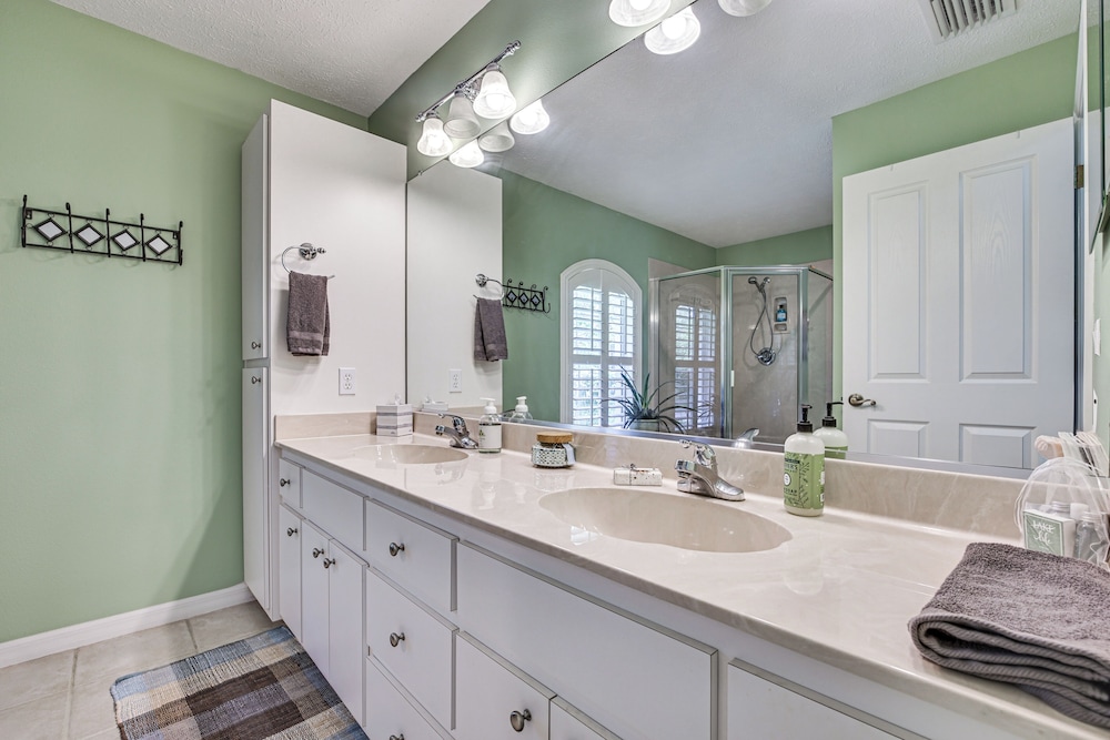 Dog-friendly Home, Lake Henderson Across Street!