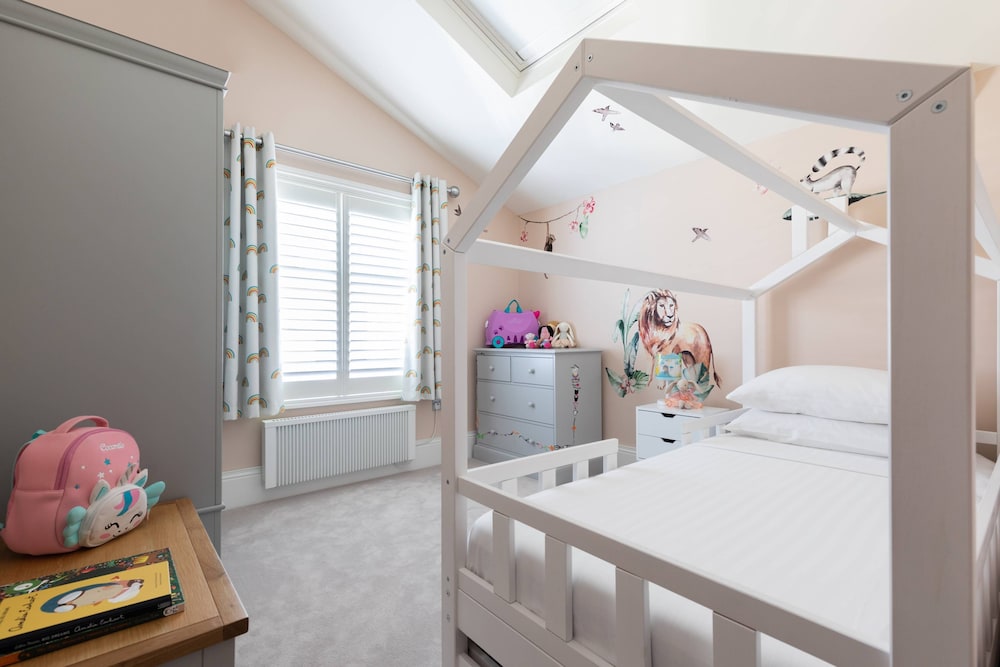Crondace Road by Onefinestay