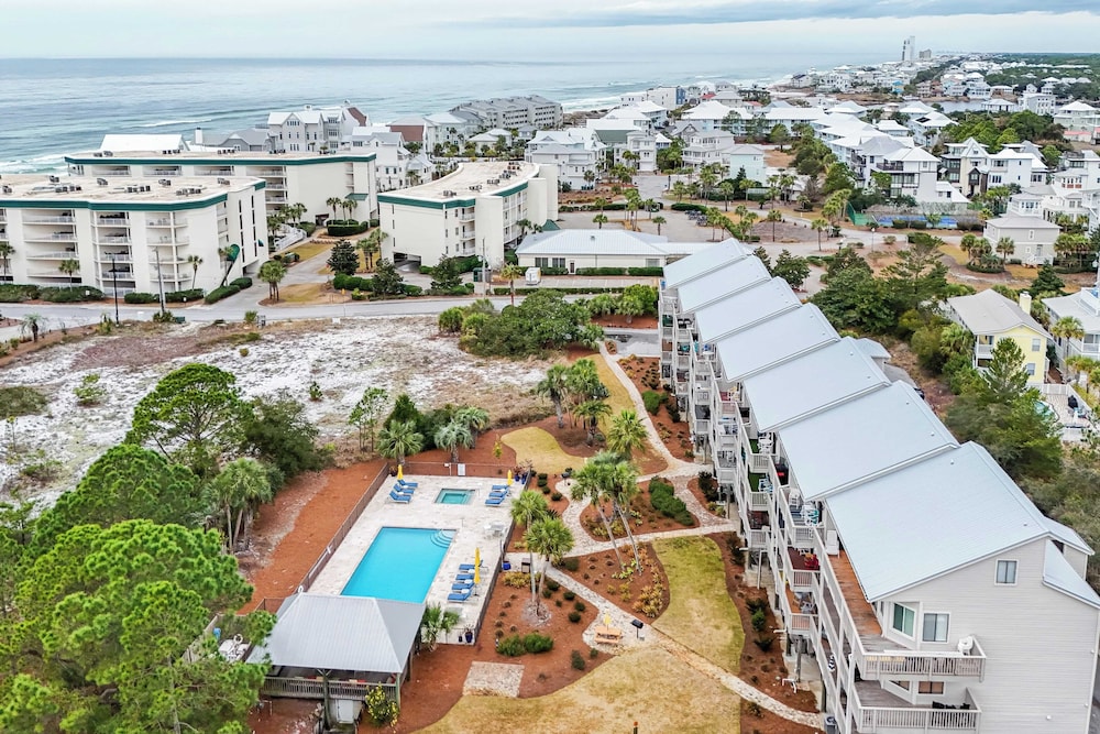 2 Condos, Steps to the Beach Pool+hot Tub, Balcony Lounge Triton & Sea Haven