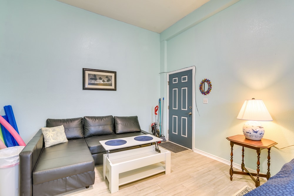 Galveston Getaway: Spacious Home < 1 Mi to Beaches