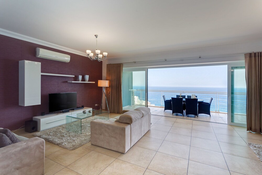 Ocean Front LUX Apartment inc Pool, Upmarket Area