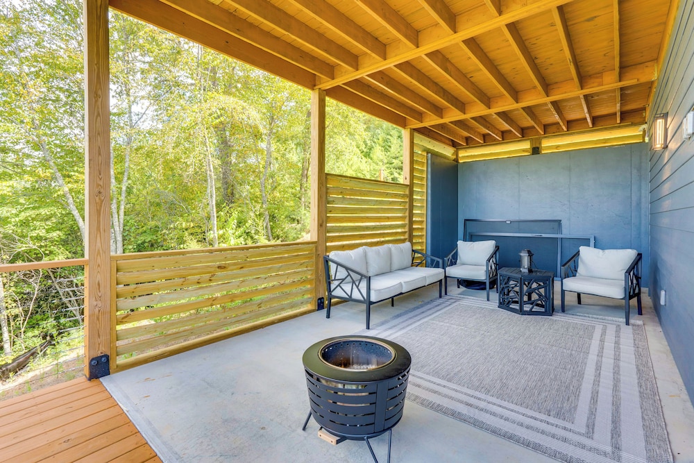Mtn-view Decks & Fire Pit: Quiet Brasstown Escape