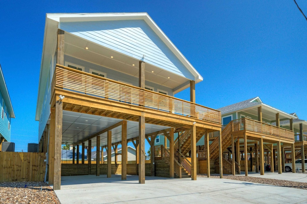 Deja Blue Coastal Retreat w/ Pool, Firepit, BBQ & Outdoor TV Lounge